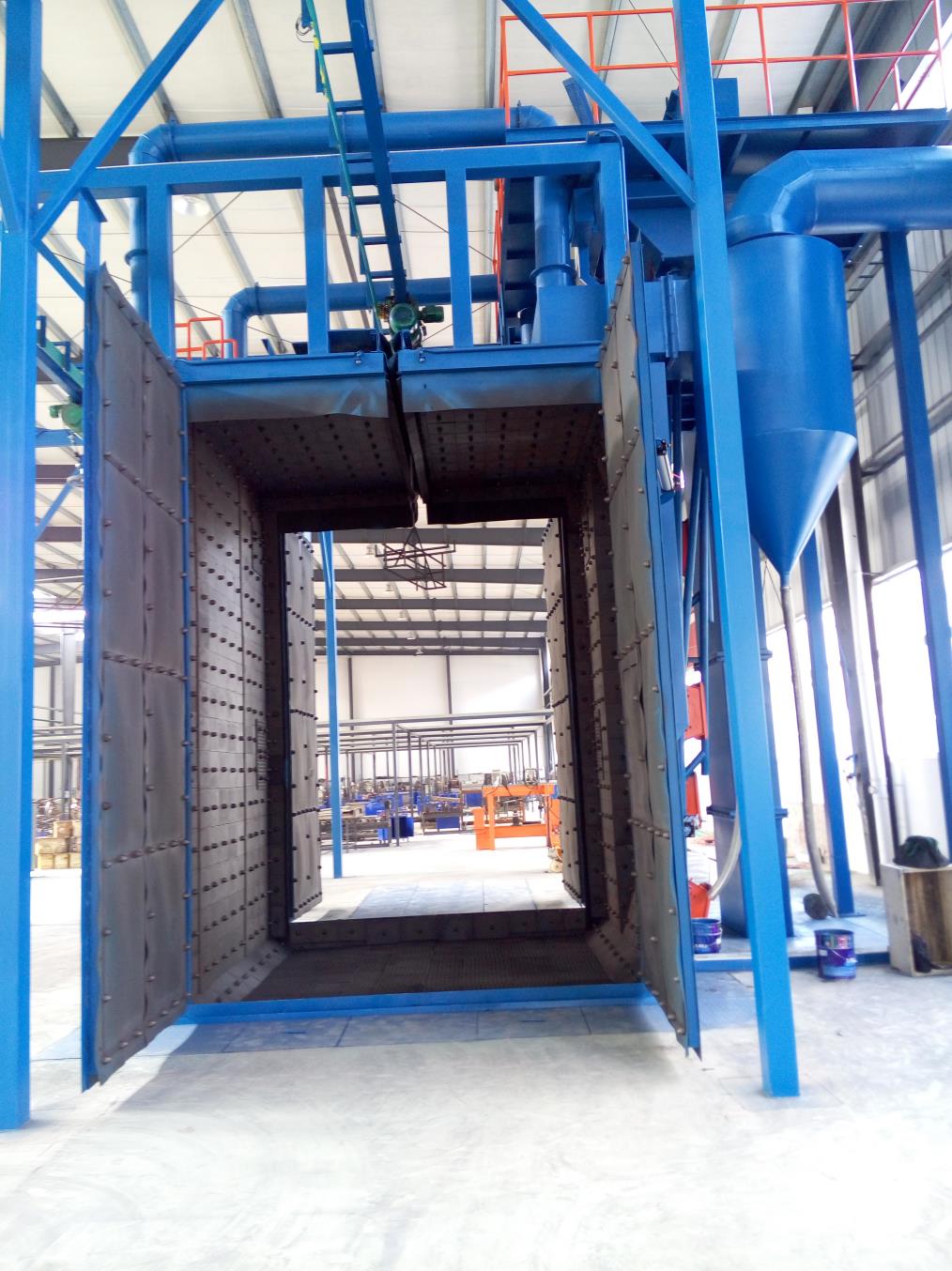 江蘇拋丸機除銹設(shè)備 江蘇拋丸機廠家生產(chǎn)的通過式拋丸機獲廣大用戶的青睞